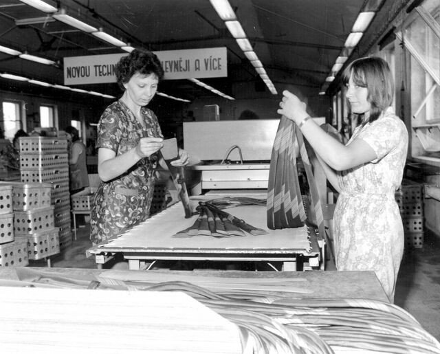 Výroba v kravatárně Hedva v 80. letech. Zdroj: archiv pamětnice Ludmily Juráskové